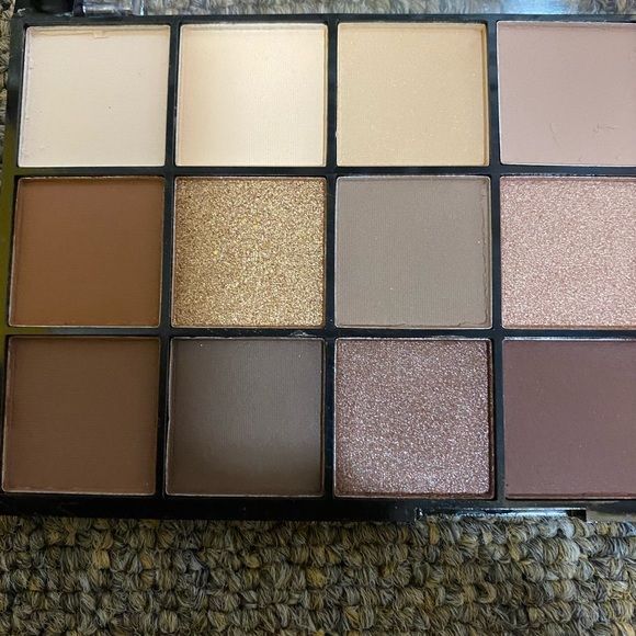 18 shade eyeshadow palette bare naturals - Picture 6 of 8